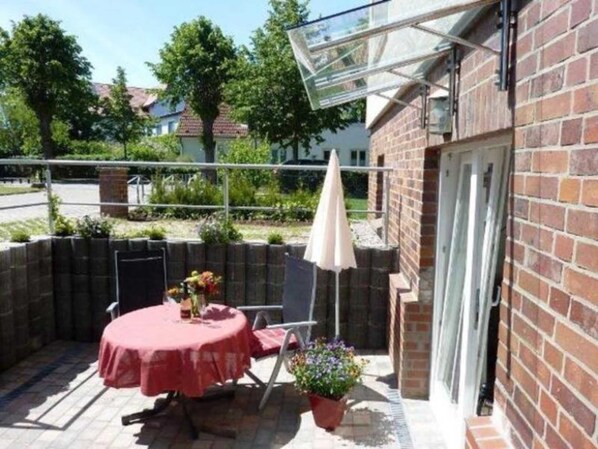 Unclassified image, 1 of 8, button