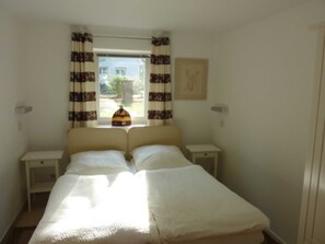 1 bedroom, bed sheets