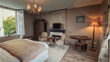 City Double Room | Individually decorated, individually furnished, desk, laptop workspace
