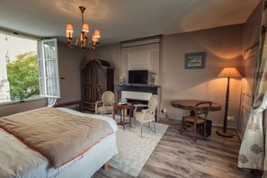 City Double Room | Individually decorated, individually furnished, desk, laptop workspace - Au Relais Saint Maurice (Chinon)