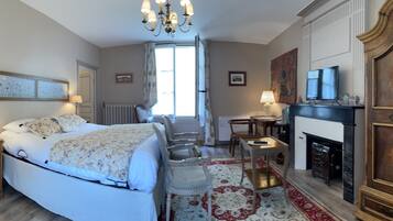 City tweepersoonskamer | Individueel gedecoreerd, individueel gemeubileerd, een bureau