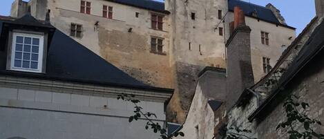 Un edificio histórico con una torre destacada y un amplio ventanal de arco.