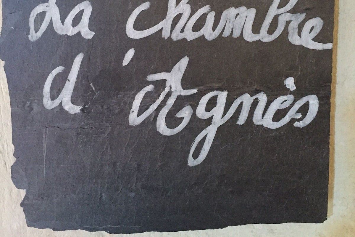 A chalkboard with the text "La chambre d'Itagni" written in white chalk.
