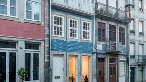 Una hilera de edificios coloridos con balcones, cada uno con estilos arquitectónicos y diseños de ventanas diferentes.