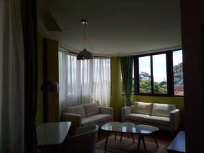 公寓, 湖景 | 起居区 | 平板电视