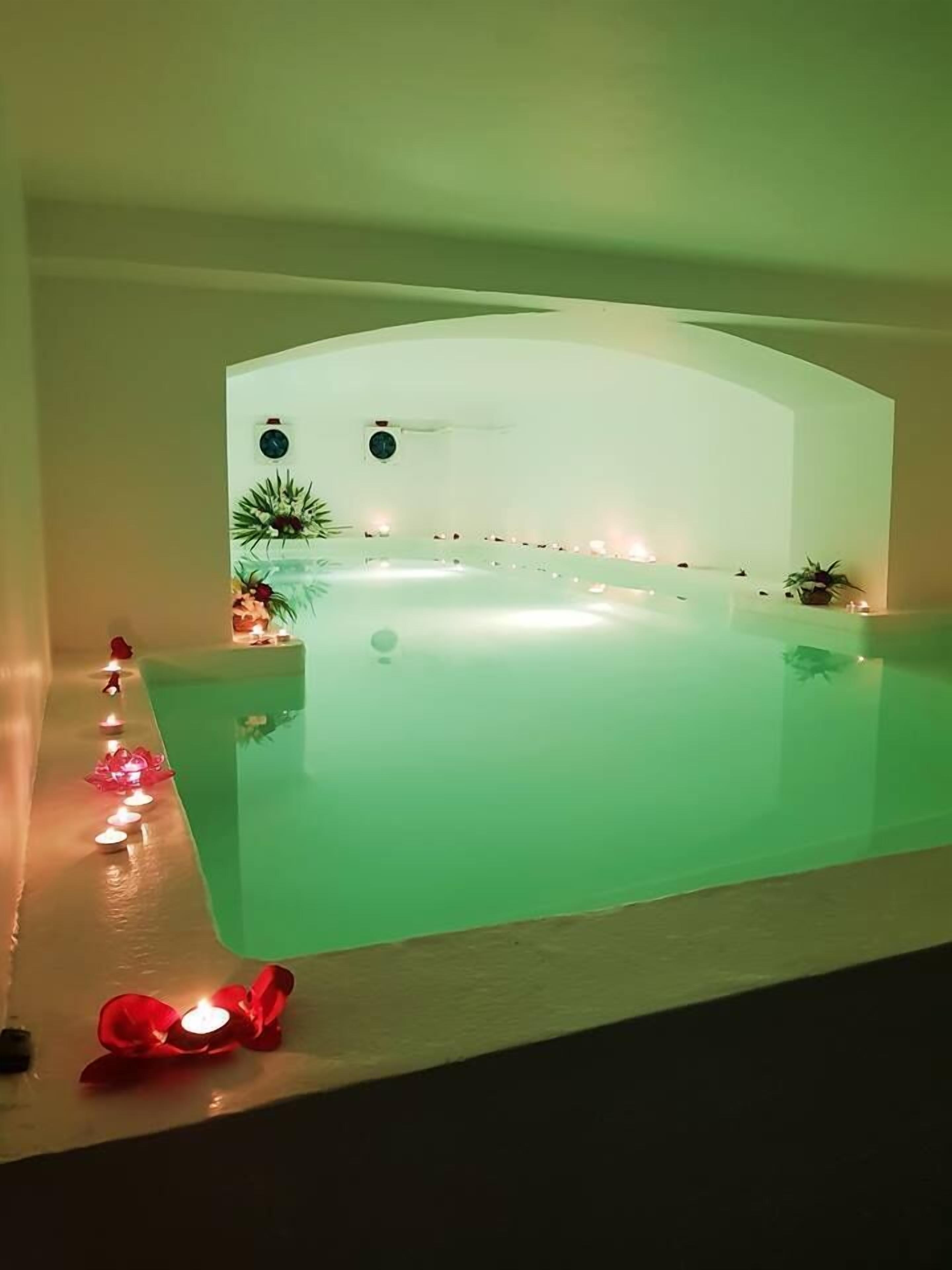 Couples treatment rooms, sauna, steam room, body treatments