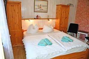 1 bedroom, WiFi, bed sheets - 01 small double room /1 adult + 1 child up to 14 years - Pension in the seaside resort of Breege (Breege)