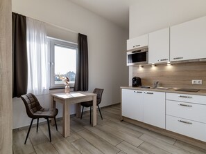 Studio – deluxe | Eget kjøkken | Kjøleskap, mikrobølgeovn, kokeplater og espressomaskin