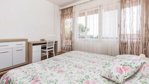 Una camera da letto con un letto, una scrivania e una sedia.