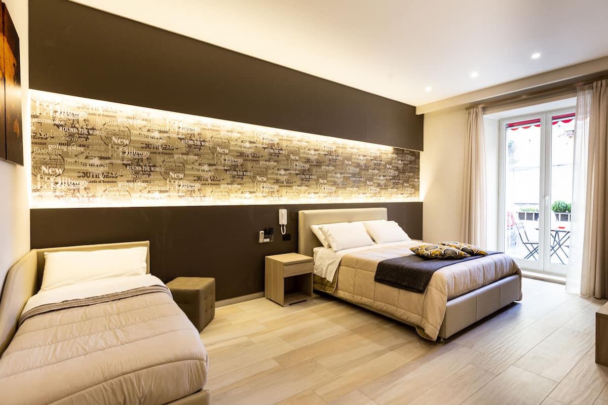 Comfort vierpersoonskamer | Luxe beddengoed, een kluis op de kamer, een bureau, geluiddichte muren
