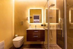 Comfort-Vierbettzimmer | Badezimmer | Dusche, Regendusche, kostenlose Toilettenartikel, Haartrockner