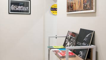 32-Zoll-Flachbildfernseher mit Satellitenempfang, iPod-Dockingstation