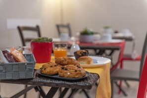 Free daily buffet breakfast  - Starita Bed & pizza (Naples)