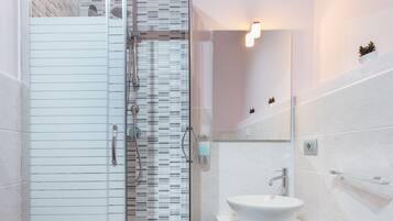 Classic Double Room, Terrace | Bathroom | Shower, free toiletries, hair dryer, bidet