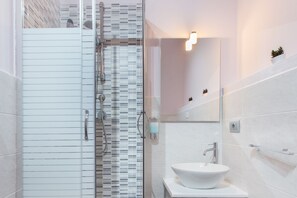 Kamar Double Klasik, teras | Kamar mandi | Shower, perlengkapan mandi gratis, pengering rambut, dan kloset