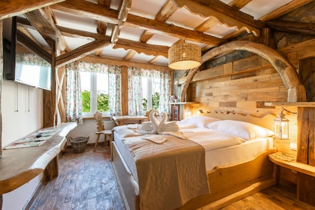 双人房 | 客房内保险箱、办公桌、免费 WiFi、床单