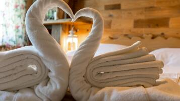 Una cama con toallas dispuestas en forma de corazón.