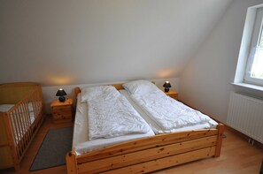 3 Schlafzimmer, Reisekinderbett