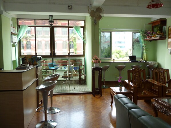 Flat-screen TV - Yangon Heart Guest House (Yangon)