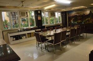 供應早餐、午餐和晚餐，國際料理