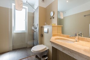 Douche, articles de toilette gratuits, sèche-cheveux, chaussons