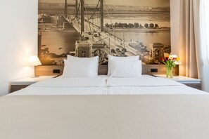 Minibar, in-room safe, laptop workspace, soundproofing - Hotel Royal Inn (Belgrade)