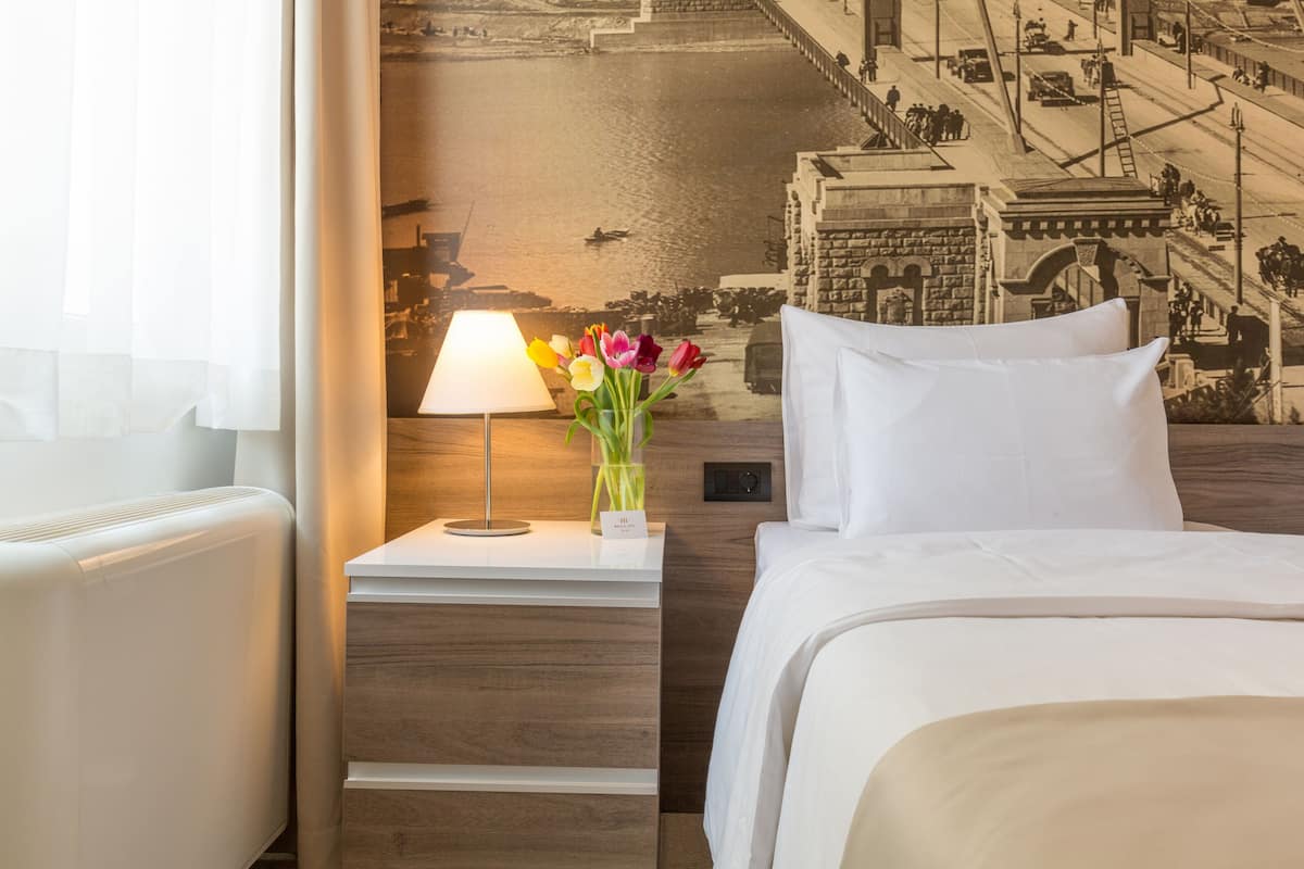 Standaard kamer, 1 twee- of 2 eenpersoonsbedden | Een minibar, een kluis op de kamer, een laptopwerkplek