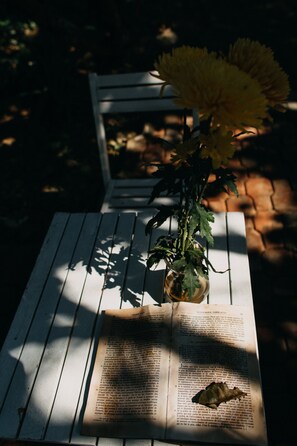 Frukost och lunch serveras, njut av de goda smakerna från lokala rätter.