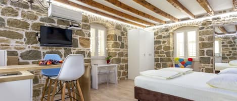 1 غرفة نوم وأغطية فراش متميزة وميني بار وخزنة داخل الغرفة