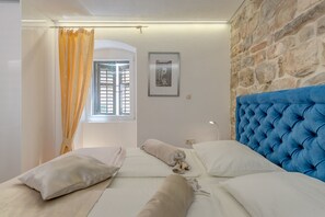 1 غرفة نوم وأغطية فراش متميزة وميني بار وخزنة داخل الغرفة