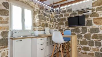 Studio Apartment Annex building | Cocina privada | Refrigerador, cafetera y tetera y tetera eléctrica