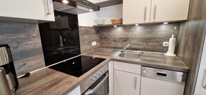 Køleskab, ovn, opvaskemaskine, højstol