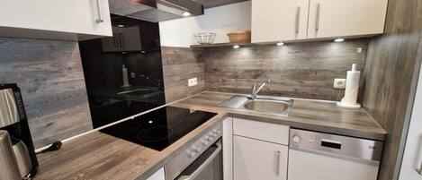 Réfrigérateur, four, lave-vaisselle, chaise haute