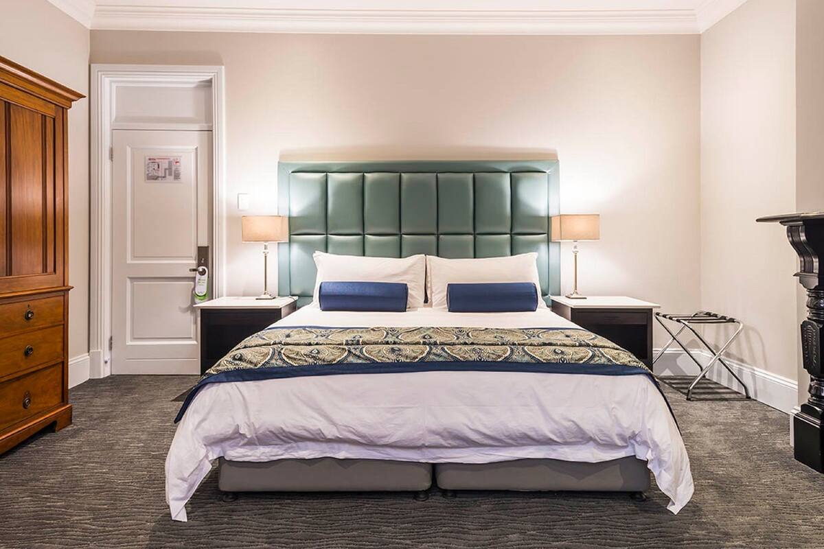 Superior Room | Peti besi dalam bilik, meja, langsir/tirai gelap terus