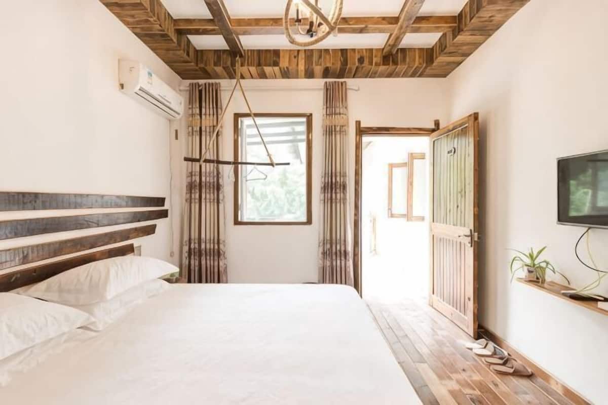 Escritorio, cortinas blackout y tabla de planchar con plancha