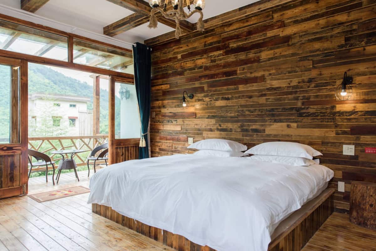 Escritorio, cortinas blackout y tabla de planchar con plancha