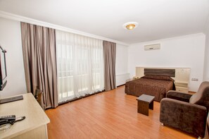 Classic-Doppel- oder -Zweibettzimmer | Minibar, Zimmersafe, Schreibtisch, kostenloses WLAN