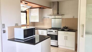 House, 3 Bedrooms | Private kitchen | Full-size fridge, microwave, oven, stovetop