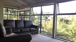 Unclassified image, 2 of 13, button - Seaview House with Entertaining Deck (Auckland)