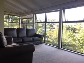 Flat-screen TV - Seaview House with Entertaining Deck (Auckland)