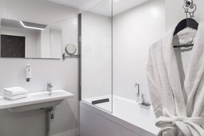 Family Room | Bathroom | Shower, free toiletries, hair dryer, towels