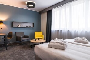 Habitación familiar | Caja fuerte, escritorio, cortinas opacas y sistema de insonorización