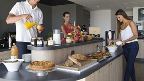 Een ontbijtbuffet met diverse soorten eten en drinken.
