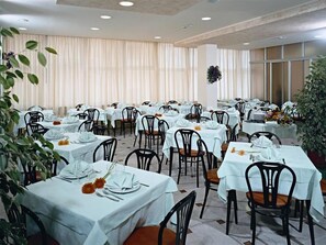 Se sirven almuerzos y cenas, cocina local e internacional