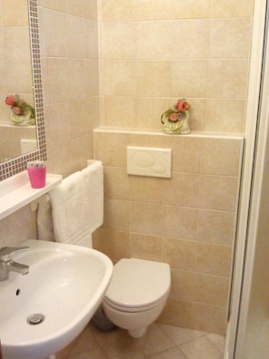 Shower, free toiletries, hair dryer, bidet - Hotel Madrid (Rimini)