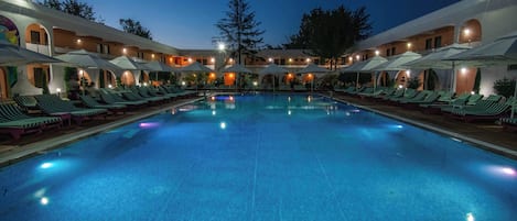 Una piscina al aire libre, una piscina con cascada