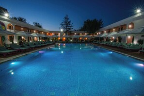 Outdoor pool, a waterfall pool - ibis Styles Venus (Venus)