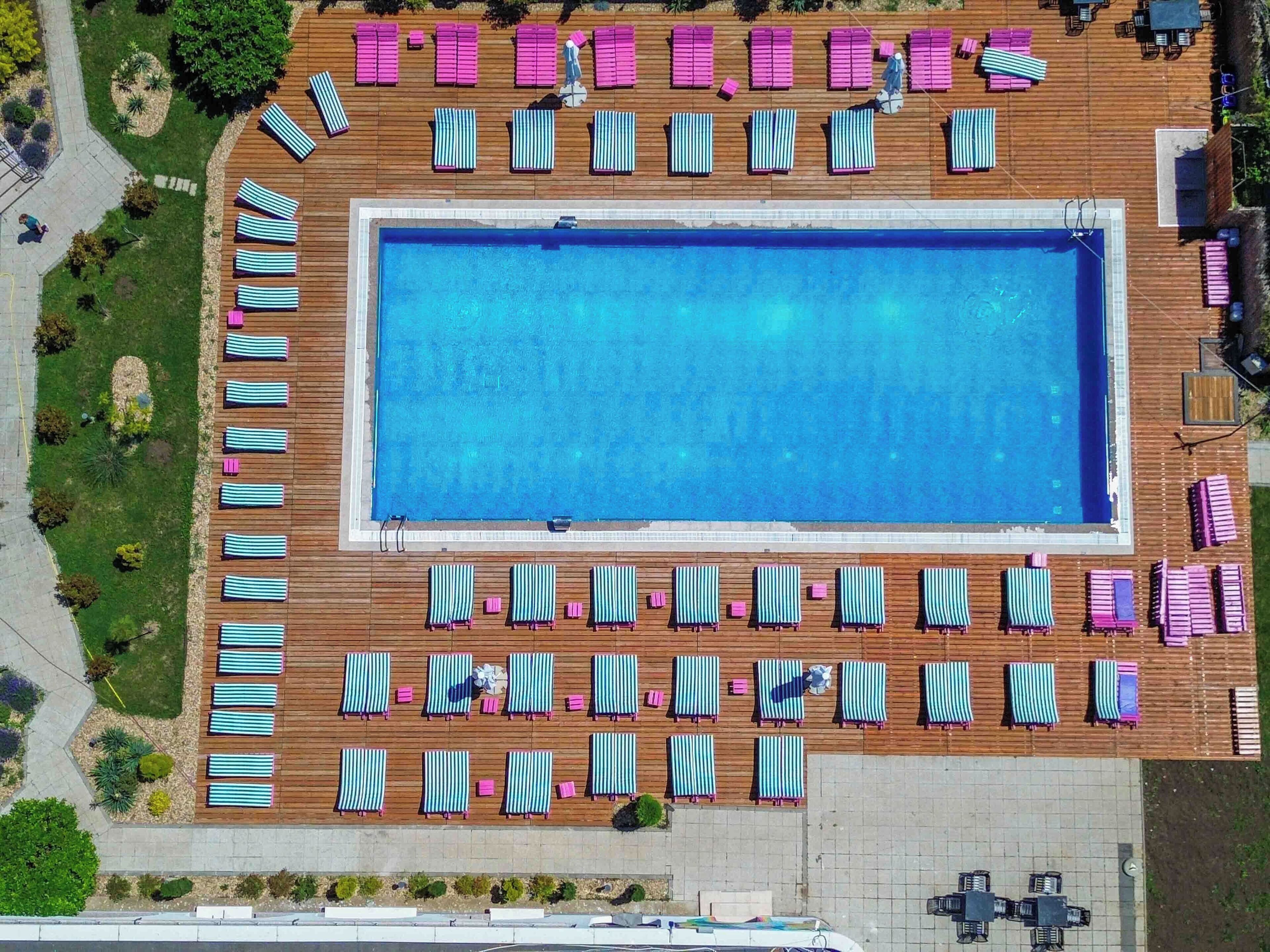 Piscina all'aperto, una piscina con cascata