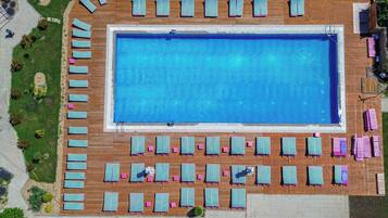 Außenpool, Pool mit Wasserfall