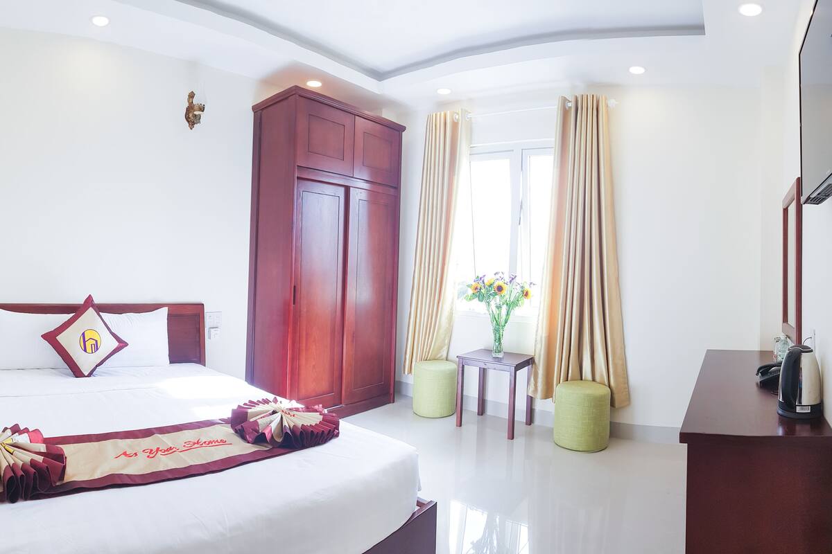 Deluxe Double Room | Minibar, in-room safe, individually furnished, desk